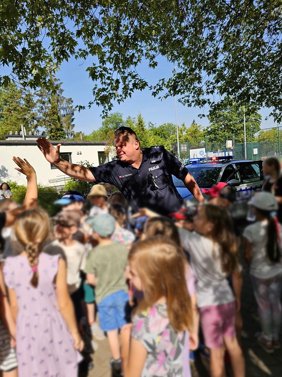 Policja_Srodm's tweet photo. ‼️Pilny apel o krew dla śródmiejskiego policjanta‼️

Od 21 lat służy na pierwszej linii na warszawskim Śródmieściu, ma za sobą niezliczone interwencje, podczas których ratował ludzkie zdrowie i życie, często narażając własne. Dziś starszy aspirant Michał Piekarski z komendy przy ulicy Wilczej potrzebuje wsparcia. 

Zwracamy się do środowiska mundurowego i wszystkich Państwa o oddawanie krwi dla naszego kolegi.

Krew można oddawać w Centrum Krwiodawstwa i Krwiolecznictwa MSWiA przy ulicy Wołoskiej 137 z dopiskiem Michał Piekarski.

Więcej informacji▶️ https://t.co/edawkejevz