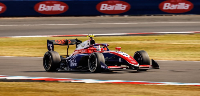 Italiaracing's tweet photo. Silverstone, qualifica: #Slater in pole su #Naël - @Formula3
https://t.co/ylRhuhvCzw via @italiaracing.net https://t.co/qmhyTEtmeH