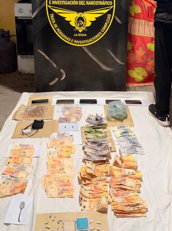 MinSegJusDDHH's tweet photo. @DrMiguelzarate 📍Durante los procedimientos se secuestraron cocaína, balanzas de precisión, teléfonos celulares, dinero en efectivo, elementos utilizados para el fraccionamiento de estupefacientes, además de automóviles y motocicletas presuntamente utilizados por los investigados. https://t.co/FLqRKtf2dk