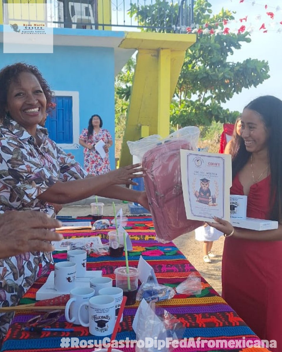 rosycastroafro's tweet photo. Un honor ser madrina de la generación 2023-2026 de la Secundaria Comunitaria Josefa Ortiz de Domínguez, en Motillas, Pinotepa Nacional.

¡Muchas felicidades a las y los graduados! Sigan luchando por sus sueños.

#RosyCastroDipFedAfromexicana #EducaciónTransformadora https://t.co/YajsKPnNSC