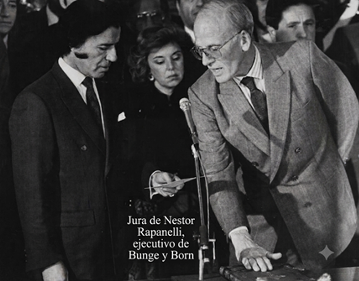 CEHEAL_IIEP's tweet photo. #Efemérides
8 | 7 | 1989
📉Carlos Menem asume anticipadamente la presidencia en un contexto de inestabilidad.
🤝Pacta con el grupo Bunge y Born un plan económico, que incluye: ⬆️ tarifas, devaluación y acuerdo de precios. Su fracaso lleva a la implementación del Plan #Bonex. https://t.co/zPE3tQz0OW