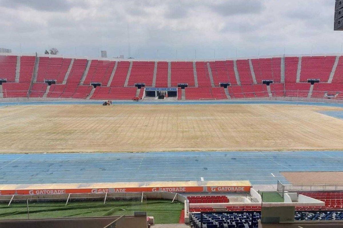 afarx_'s tweet photo. Una minoría de fans de surcoreanos maquillados llora porque no autorizaron a BTS en el Estadio Nacional.  

DG Medios vendieron entradas sin la aprobación del Ministerio del Deporte, quieren poner 600 toneladas en pleno centro del césped híbrido recién cambiado con plata de todos y después no se hacen cargo del destrozo.

Curiosamente, casi todos los que presionan son de la oposición a este gobierno. Dejen de sacar en cara a Iron Maiden, Karol G y otros: ellos se presentarían con escenarios en la pista atlética, no con bodrios de 600 toneladas en medio de la cancha. 

Son minoría. La mayoría quiere que el Estadio Nacional priorice deporte de verdad, no shows de hombres maquillados. El recinto es de todos los chilenos, no de su terapia k-pop.

Miren cómo quedó el estadio después de U2 en 2017 con escenografía central...