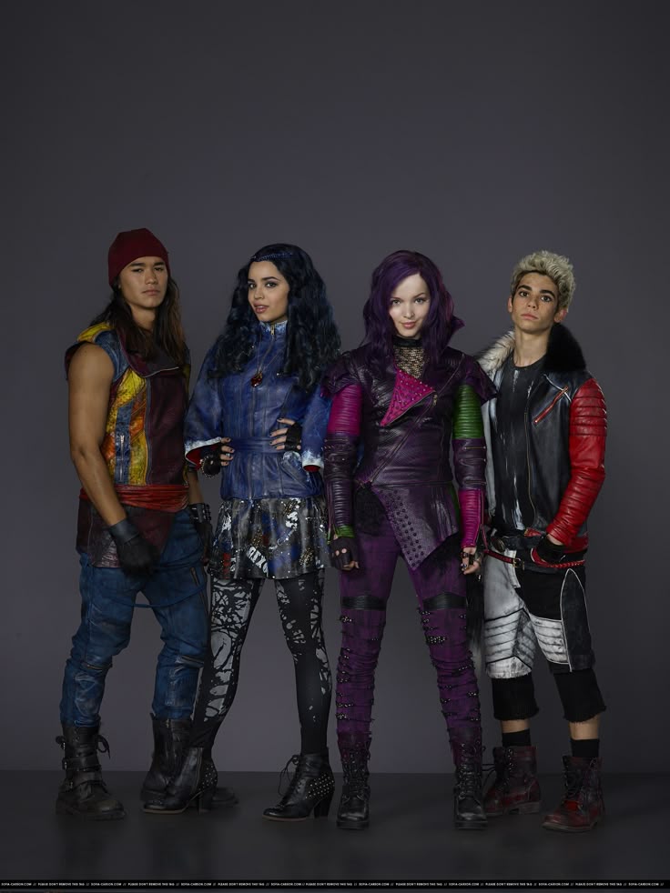 ruancarloszz0's tweet photo. Quem é quem em Descendentes? 🍎👑 A idade ATUAL de todo o elenco da franquia mais amada da Disney!

Fiz a linha do tempo definitiva organizada do ator mais novo ao mais velho para você ver o choque. Segue o fio! 👇🧵 https://t.co/gsYz8qJgzs