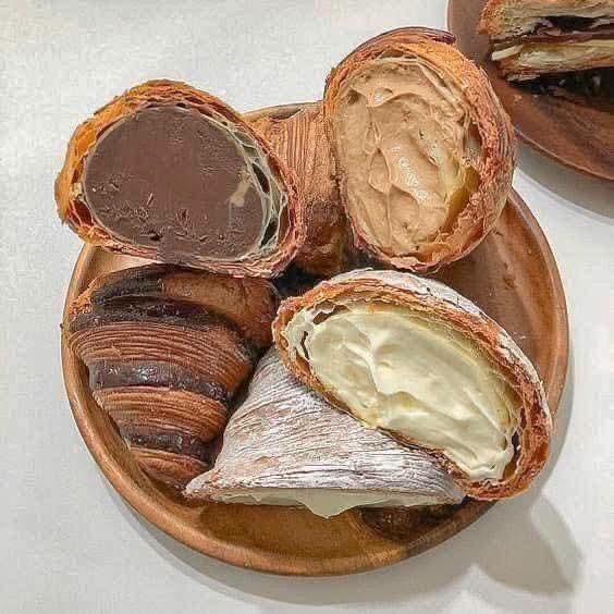 HASHCUTIEPIE's tweet photo. Perfect combo 🤎🥐☕✨ https://t.co/XwwcGMTzPn