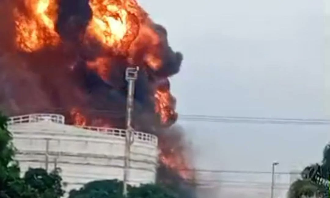 JayItsJam's tweet photo. 🚨 The Lagos State Fire and Rescue Service is actively engaged in firefighting operations at the Bono Energy Terminal located in Coconut, Apapa. https://t.co/pgFXAT2TnN