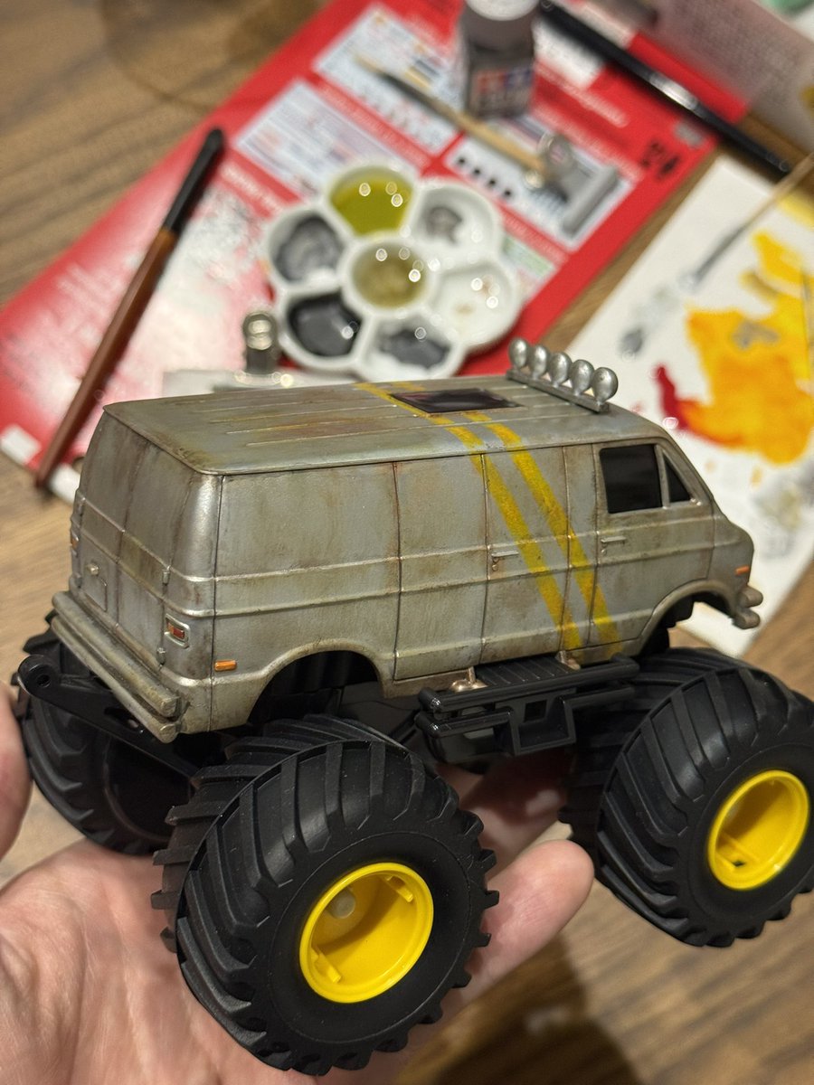 ash_modeler's tweet photo. 1時間くらいの簡単筆塗りだけど、とりあえずヨシ
窓の曇りはこれがよい
シャーシとタイヤはあえて未塗装がオシャレなんだからね

#YBKオフ会 https://t.co/fXls4Sg6b3