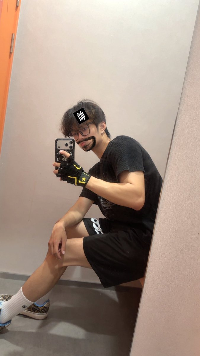 2943983851Pyl's tweet photo. 好累💤 https://t.co/9jNrLvDorh