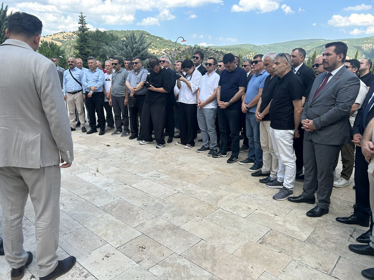 TurkesGuney's tweet photo. 📌 Genel Merkez yöneticilerimiz, MHP Kızılcahamam İlçe Başkanımız, Şube Başkanlarımız ve İl Temsilcilerimizle birlikte gerçekleştireceğimiz istişare toplantımızdan önce Kızılcahamam’da bulunan “Ülkücü Şehitler Anıtını” ziyaret ederek tüm şehitlerimize ve Türk Milliyetçiliği davasına baş koymuş şehitlerimizin ruhlarına da fatihalar yolladık. Mekanları cennet, makamları âli olsun…
