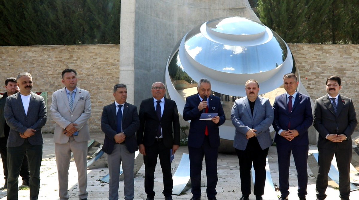 TurkesGuney's tweet photo. 📌 Genel Merkez yöneticilerimiz, MHP Kızılcahamam İlçe Başkanımız, Şube Başkanlarımız ve İl Temsilcilerimizle birlikte gerçekleştireceğimiz istişare toplantımızdan önce Kızılcahamam’da bulunan “Ülkücü Şehitler Anıtını” ziyaret ederek tüm şehitlerimize ve Türk Milliyetçiliği davasına baş koymuş şehitlerimizin ruhlarına da fatihalar yolladık. Mekanları cennet, makamları âli olsun…