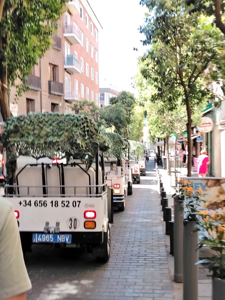 VPmmad's tweet photo. Empoderamiento de los #tuktuks. La falta de reglas permite más y más abusos. Que el primer edil de  @MADRID anuncie cada dos por tres medidas que no llegan e incluso ya diga que puede poco en este asunto ¿Cómo te quedas? https://t.co/rpRizQcjUq