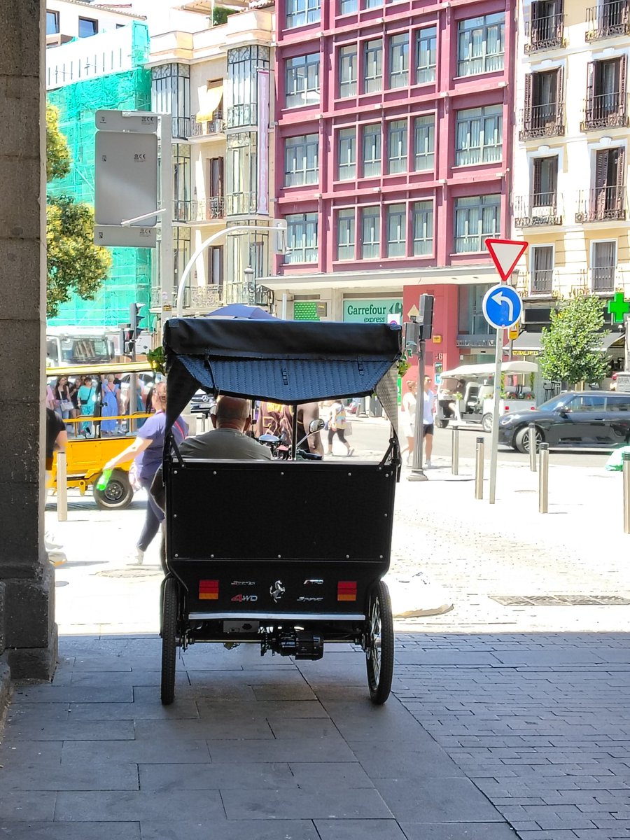 VPmmad's tweet photo. Empoderamiento de los #tuktuks. La falta de reglas permite más y más abusos. Que el primer edil de  @MADRID anuncie cada dos por tres medidas que no llegan e incluso ya diga que puede poco en este asunto ¿Cómo te quedas? https://t.co/rpRizQcjUq