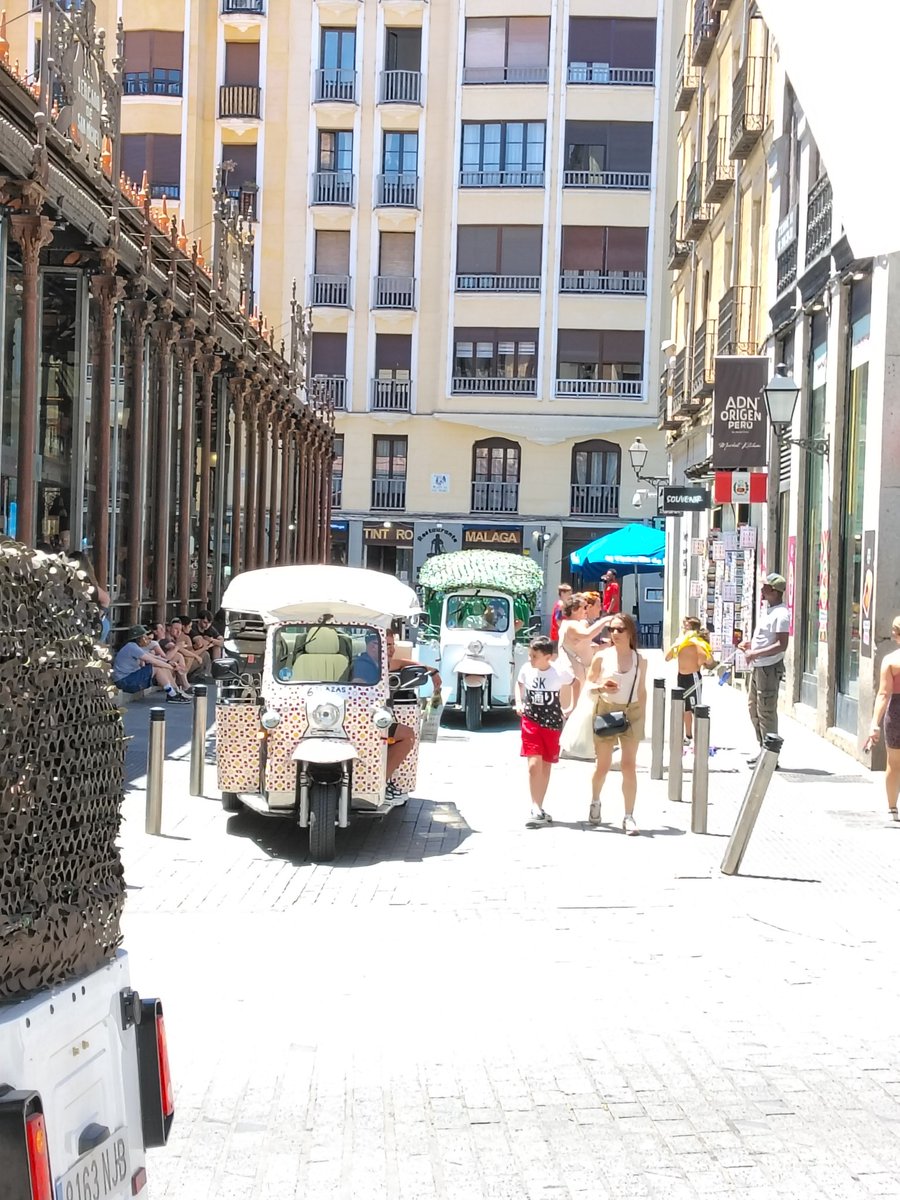 VPmmad's tweet photo. Empoderamiento de los #tuktuks. La falta de reglas permite más y más abusos. Que el primer edil de  @MADRID anuncie cada dos por tres medidas que no llegan e incluso ya diga que puede poco en este asunto ¿Cómo te quedas? https://t.co/rpRizQcjUq