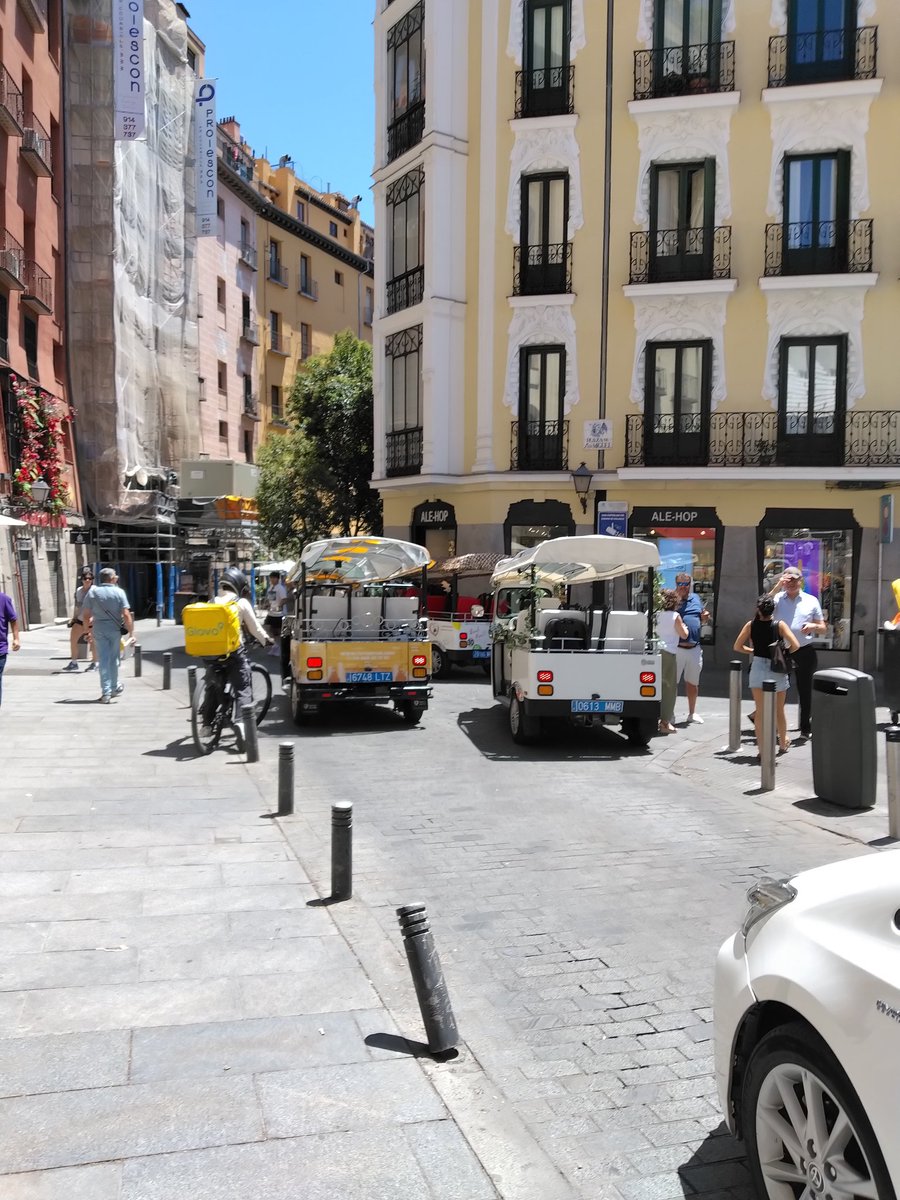 VPmmad's tweet photo. Empoderamiento de los #tuktuks. La falta de reglas permite más y más abusos. Que el primer edil de  @MADRID anuncie cada dos por tres medidas que no llegan e incluso ya diga que puede poco en este asunto ¿Cómo te quedas? https://t.co/rpRizQcjUq