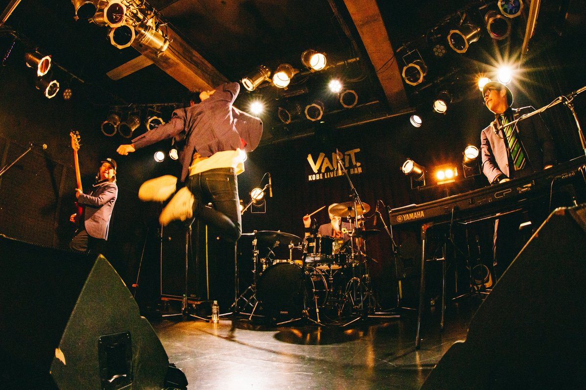 koikeman55's tweet photo. 神戸Varit
ネモトラボルタさんのイベント終了！
初めて出会ったバンドMuddY Jackets
そして、THE NUGGETS
どちらも素晴らしいバンドでしたねー
素敵なバンドに出会えて良かった！

このイベントはアシガルユースが紹介してくれたものなので、かんしゃーです！

無事帰宅打ち上げ開始

photo by Ohana https://t.co/CS9l7NGZ5P