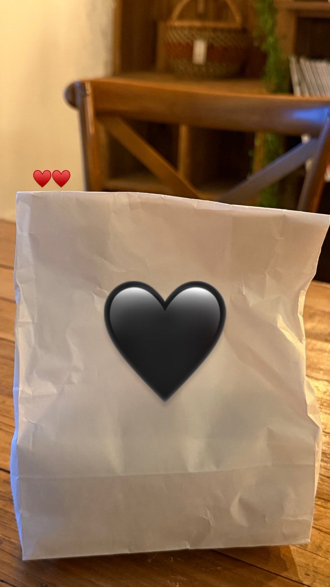from_million_'s tweet photo. 여자들 입터진 날 ……. 〰️🫶 
생일선물 야무지게 들고온 여자가 너무 귀엽다 .. 앙♡ https://t.co/SgFfajtSiM
