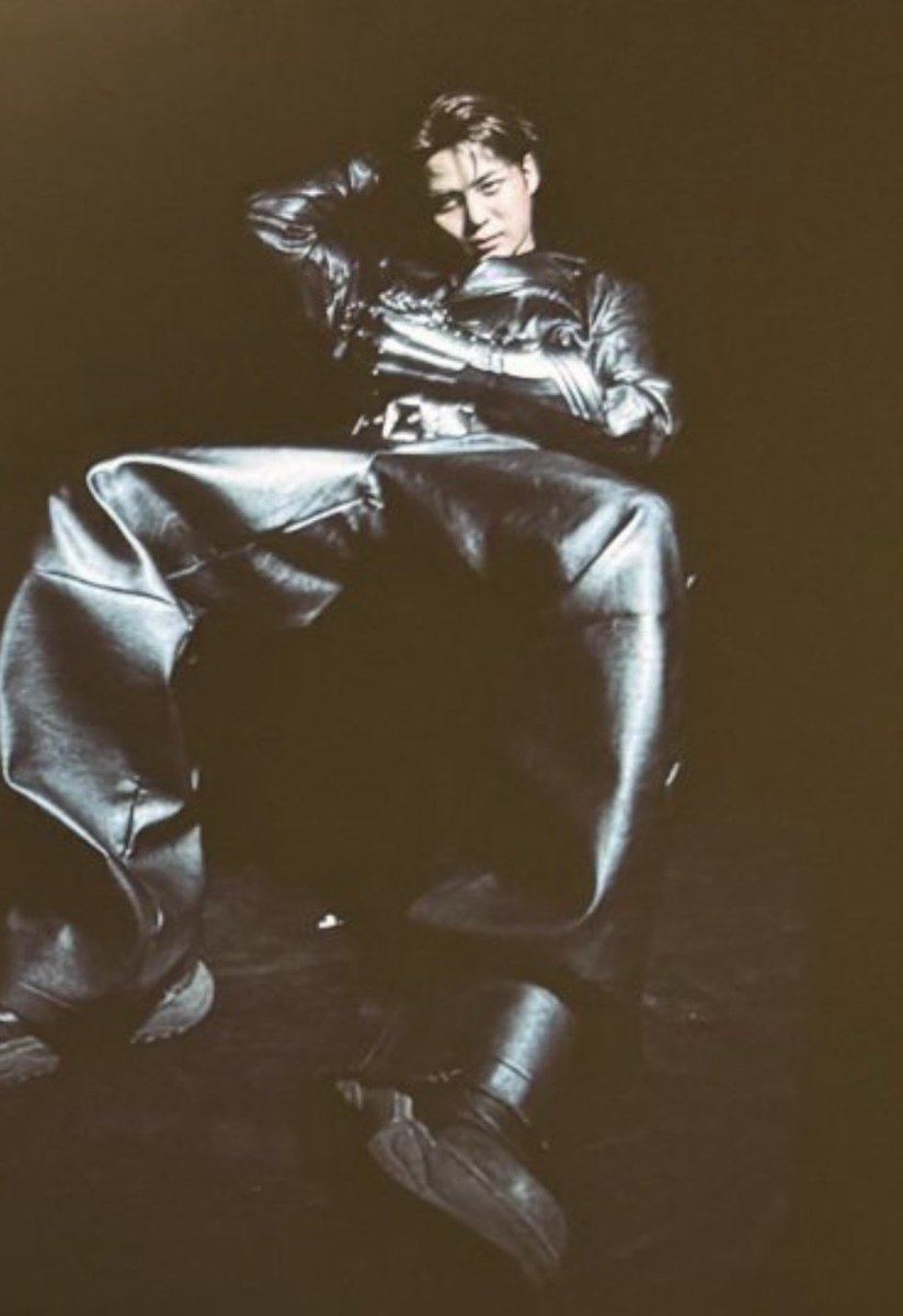 jonghoping's tweet photo. Are we kneeling in front oft him or… https://t.co/wjdiMs8Rgk