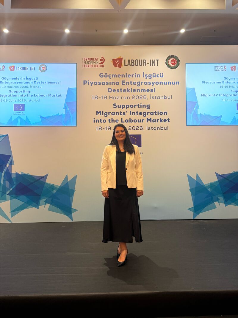 oziplikis1978's tweet photo. HAK-İŞ VE ETUC ORTAK SEMİNERİNDE GÖÇMEN İŞÇİLERİN İŞGÜCÜ PİYASASINA ENTEGRASYONU ELE ALINDI

HAK-İŞ ve ETUC tarafından 18-19 Haziran 2026 tarihlerinde İstanbul’da  “Göçmenlerin İşgücü Piyasasına Entegrasyonunun Desteklenmesi” başlıklı ortak seminer gerçekleştirildi. Toplantıya Konfederasyonumuz HAK-İŞ adına Uluslararası İlişkiler Sekreterimiz Fulya Pınar Özcan konuşmacı olarak katıldı.

Detaylar;https://t.co/zyIIpAf7av