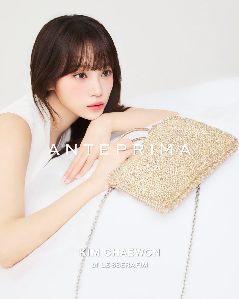 KCW_COMPANY's tweet photo. [ 📱 ] @ anteprimaofficial #ANTEPRIMA

Serinity in Gold💫

Warm light and quiet balance define this moment. Paired with tonal white attire, the #FW26 SEMPRE #WIREBAG in Orogento reflects a delicate golden glow, as KIM CHAEWON (@ _chaechae_1) embodies a sense of purity within the world of “Daily Sparkle.”

Shop the Collection on https://t.co/1qanSNChWL now.

🔗 https://t.co/tHbIDRQLVk

#김채원 #KIMCHAEWON #チェウォン #르세라핌 #LE_SSERAFIM