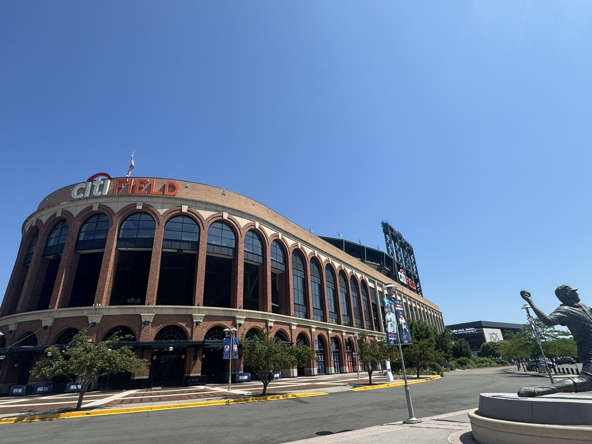 twutty_s's tweet photo. 試合はないけど、散歩までに
citi FIELDへ https://t.co/ApQvSKw7fw