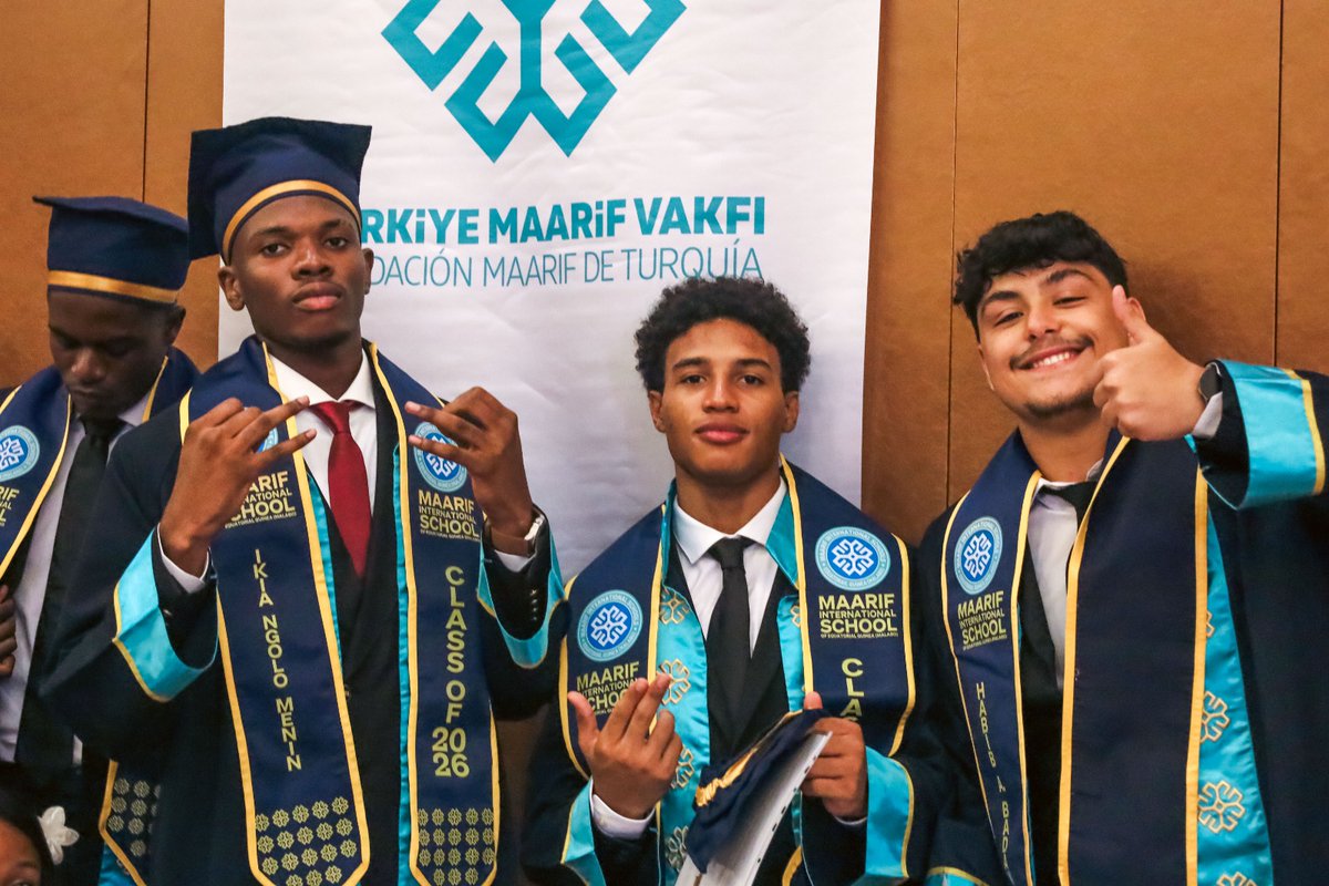 TMaarifVakfi's tweet photo. 2018 yılından bu yana Ekvator Ginesi'nde sürdürdüğümüz eğitim yolculuğunda yeni bir mezuniyet heyecanı yaşadık.

Mütevelli Heyeti Üyemiz Ömer Faruk Terzi'nin katılımıyla gerçekleştirilen mezuniyet töreninde öğrencilerimiz, emek ve azimle tamamladıkları eğitim yolculuklarını diplomalarını alarak taçlandırdı.

Öğrencilerimizin başarı sevincine ortak olduğumuz bu anlamlı günde; ailelerimizi, öğretmenlerimizi ve mezunlarımızı gönülden tebrik ediyor, hayatlarının yeni döneminde kendilerine başarılar diliyoruz.

@oft24 @maarifeg