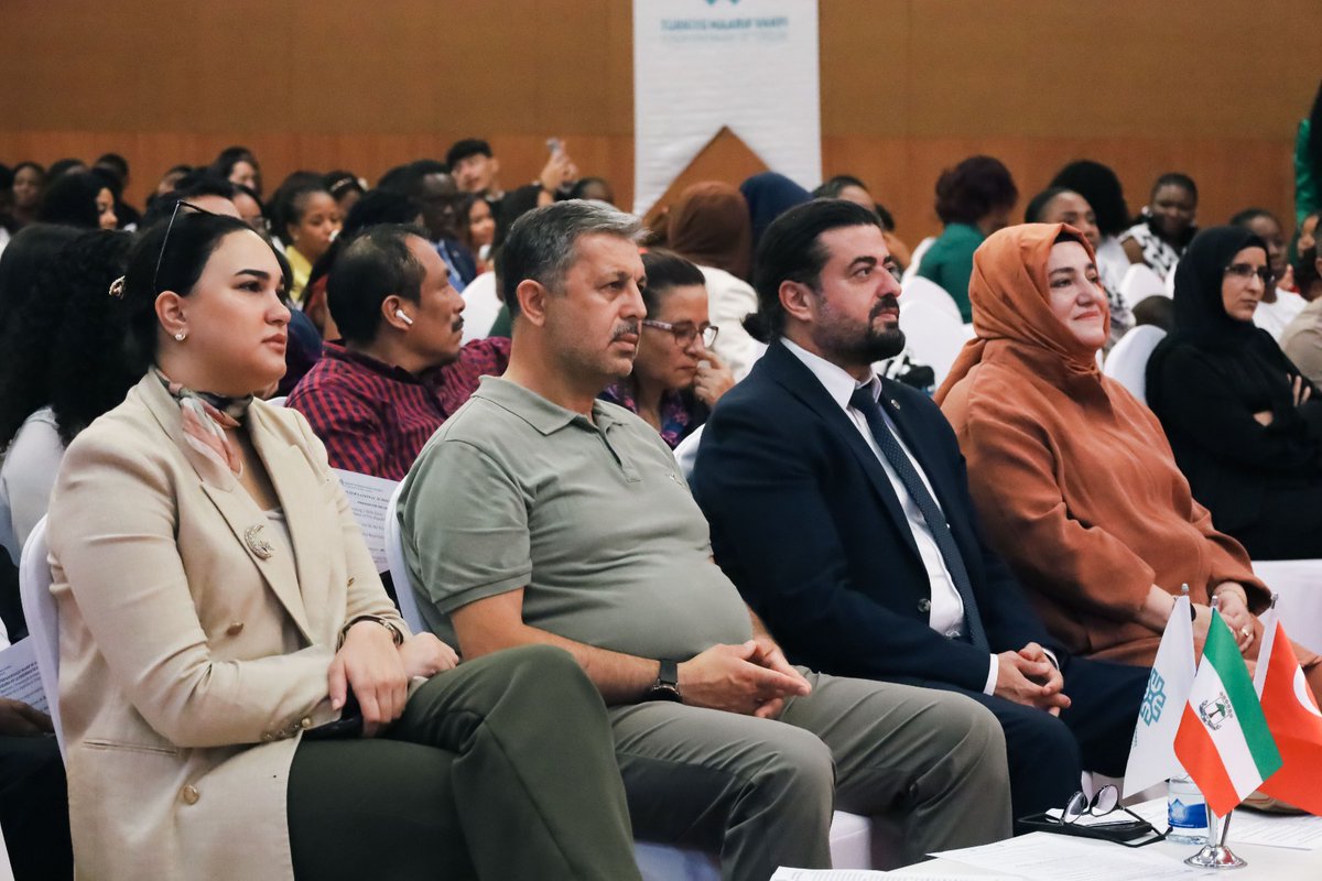 TMaarifVakfi's tweet photo. 2018 yılından bu yana Ekvator Ginesi'nde sürdürdüğümüz eğitim yolculuğunda yeni bir mezuniyet heyecanı yaşadık.

Mütevelli Heyeti Üyemiz Ömer Faruk Terzi'nin katılımıyla gerçekleştirilen mezuniyet töreninde öğrencilerimiz, emek ve azimle tamamladıkları eğitim yolculuklarını diplomalarını alarak taçlandırdı.

Öğrencilerimizin başarı sevincine ortak olduğumuz bu anlamlı günde; ailelerimizi, öğretmenlerimizi ve mezunlarımızı gönülden tebrik ediyor, hayatlarının yeni döneminde kendilerine başarılar diliyoruz.

@oft24 @maarifeg