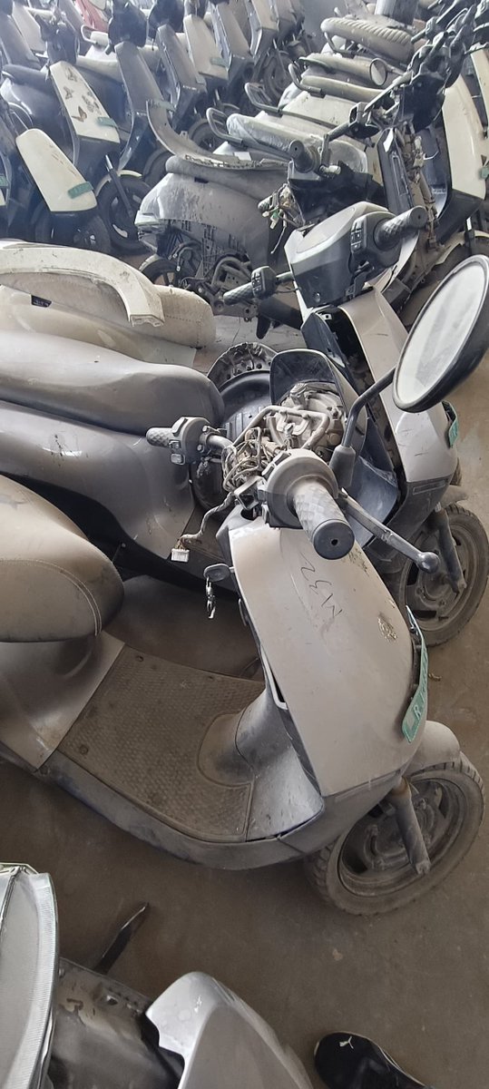 Deepakpooniya6's tweet photo. #ola_hyper_service  🥵🥶 i drop my scooter 2 month ago for hub motor issue  there are no solution now i went for checking status other parts missing no . When i asked for service istimate time they dont know 
@OlaElectric @jagograhakjago  please 🙏 https://t.co/9OjnwobPDj