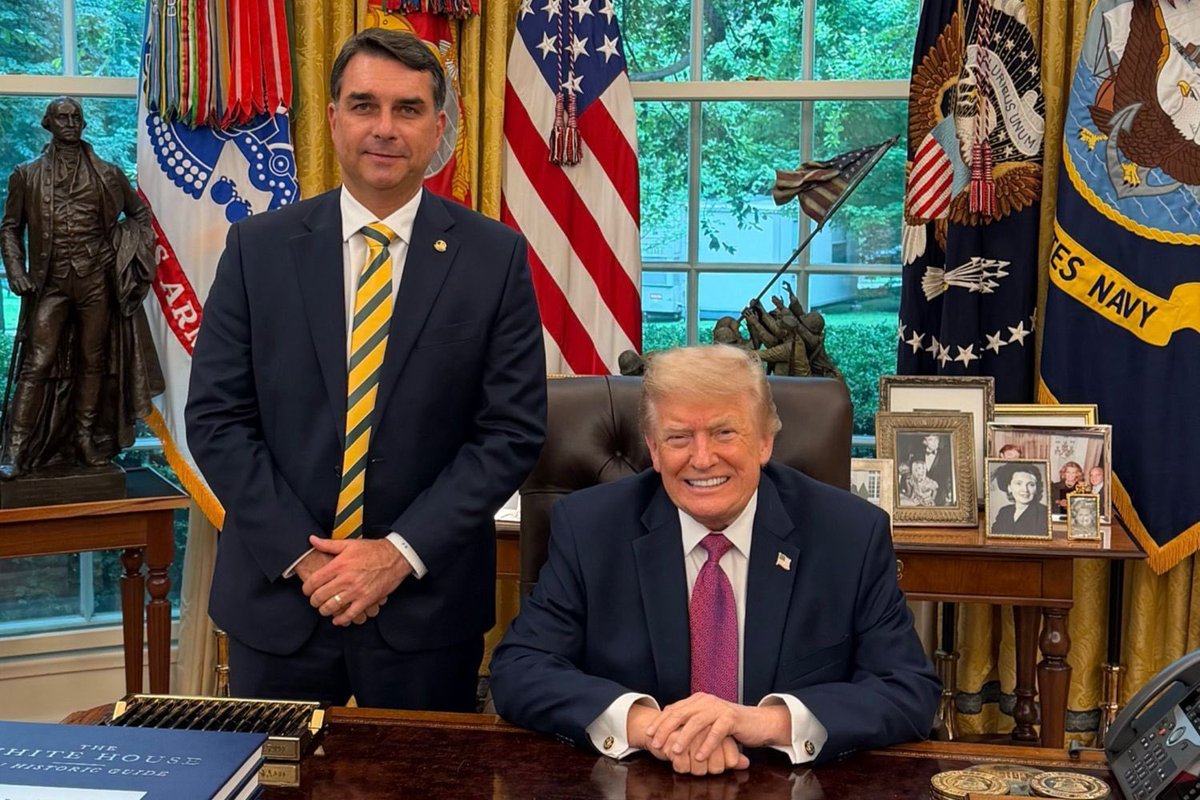 g_vgouvea's tweet photo. Flávio propõe barrar Pix a sistemas 'não ocidentais'. Senador quer entregar o Pix aos EUA e barrar nossa autonomia nos BRICS. 
Pela primeira vez na história, um candidato a Presidente da República não faz promessas para seu povo, mas sim ao presidente dos EUA. 

Soberania não se negocia.