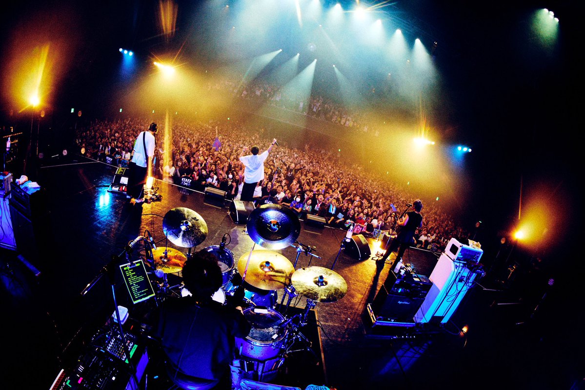 BLUEN_official's tweet photo. 【ファイナル終了！】

 “ASSEMBLE A NEW AGE -season3-” 
@ Zepp Haneda(TOKYO)

生き別れの兄弟⁈オーイシさんと初ツーマン！ありがとうございました！💥💥

これにてツアーファイナル終了！！
出演してくださったアーティスト、お越しくださった皆さん、本当にありがとうございました❤️‍🔥

またホールツアーでお会いできるのを楽しみにしています！🎫
https://t.co/cQjehzdQjU

📸 @hamanokazushi
