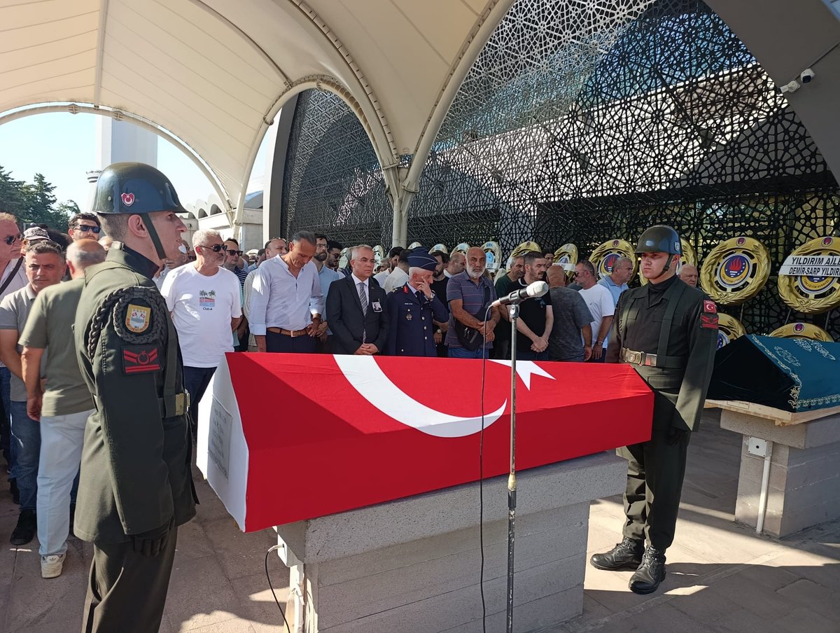 TC_Maltepe's tweet photo. Kaymakamımız Bahri Tiryaki; vefat eden Kıbrıs gazisi Cengiz Bilgin’in Üsküdar Şakirin Camisinde ki cenaze namazına katıldı.

Kaymakamımız, ebediyete irtihal eden Gazimize Allah'tan rahmet, kederli ailesi ve yakınlarına başsağlığı diledi. https://t.co/JaV44MXCRy