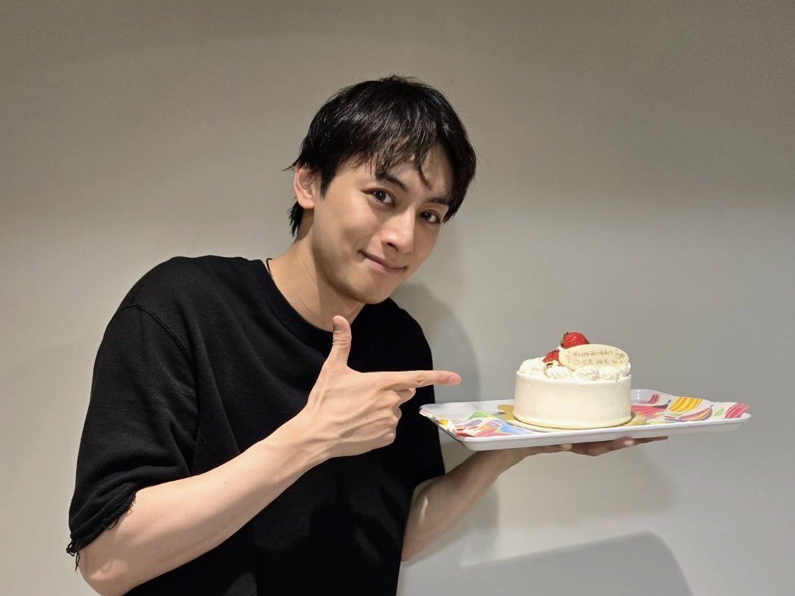 akudoukaigi's tweet photo. #ミュージカル夜曲 本日は十五役 立花裕大さんの誕生日でした！おめでとうございます！！
そして、カーテンコールでもご紹介がありました通り、誕生日が沢山、ハッピーが沢山の座組でございました！
稽古終盤では新木さん・福田さんのお祝いもさせていただきました★
皆様！良い一年になりますように！ https://t.co/vN1Jvw2RCa