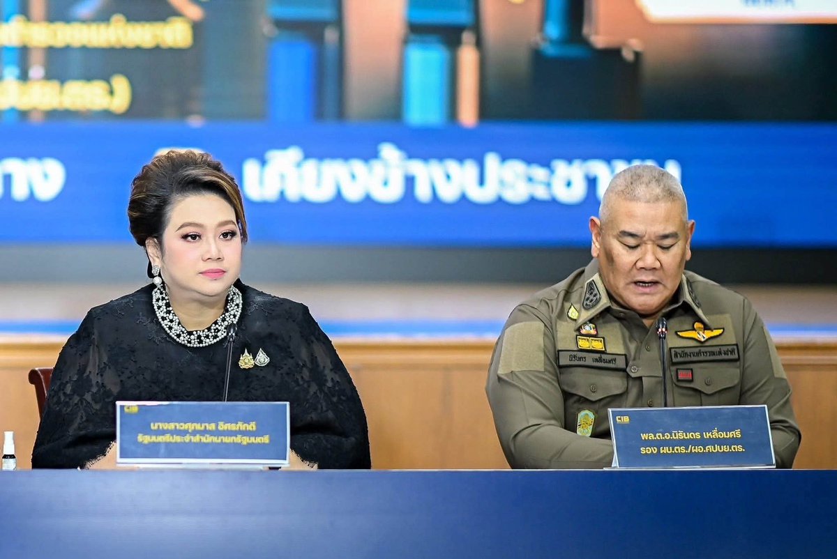 G8_4ever's tweet photo. “เจ๊ผึ้ง ศุภมาส” สั่ง สคบ. ผนึก ปคบ. ทลายขบวนการ “รับจ้างกดบัตรคอนเสิร์ต” หลัง “อี้ แทนคุณ” พาเหยื่อร้องเรียน สูญเงินรวมกว่า 10 ล้าน

3 ก.ค.69 กลายเป็นประเด็นร้อนที่สร้างความเดือดร้อนให้แก่กลุ่มแฟนคลับเป็นจำนวนมาก เมื่อมิจฉาชีพออนไลน์ฉวยโอกาสใช้ความรักและความฝันของวัยรุ่นมาเป็นเครื่องมือหากิน ล่าสุด รัฐบาลสั่งเดินหน้าปราบปรามเด็ดขาด หลังพบมูลค่าความเสียหายพุ่งทะลุ 10 ล้านบาท

“อี้ แทนคุณ” นำทีมแฟนคลับร้อง ปคบ. ถูกร้านดังเทบัตร-อมเงิน
เมื่อช่วงเช้าของวันนี้ ที่ศูนย์รับแจ้งความกองบัญชาการสอบสวนกลาง ดร.แทนคุณ จิตต์อิสระ ประธานชมรมสันติประชาธรรม  พากลุ่มผู้เสียหายกว่า 30 คน เดินทางเข้าพบพนักงานสอบสวน กองบังคับการปราบปรามการกระทำความผิดเกี่ยวกับการคุ้มครองผู้บริโภค (บก.ปคบ.)

ผู้เสียหายเปิดเผยพฤติการณ์ว่า ได้ว่าจ้างร้านค้าออนไลน์บนแพลตฟอร์ม X (ทวิตเตอร์) ที่โฆษณาว่ารับจ้างกดบัตรคอนเสิร์ตศิลปินทั้งไทยและต่างประเทศ เช่น วง BTS, BUS, ดูมันดิ, ปอนด์-ภูวินทร์ เป็นต้น โดยทางร้านจะเรียกเก็บเงินล่วงหน้าเต็มจำนวน ทั้งค่าบัตร ค่ามัดจำ และค่าจ้างกด

ทว่า เมื่อถึงวันเปิดจำหน่ายจริง ร้านกลับกดบัตรไม่ได้ และไม่ยอมคืนเงินให้ตามข้อตกลง โดยมักอ้างเหตุผลซ้ำ ๆ ว่า “บัญชีมีปัญหา/ถูกอายัด ต้องรอเคลียร์ 14 วัน” ล่าสุดมีผู้เสียหายหลงเชื่อแล้วกว่า 132 ราย รวมมูลค่าความเสียหายสูงถึงประมาณ 10 ล้านบาท ซึ่งมีผู้เสียหายบางส่วนที่เป็นชาวต่างชาติรวมอยู่ด้วย

ล่าสุด “ศุภมาส” ขยับทันที สั่ง สคบ. ตรวจสอบด่วน ลั่น “เข้าใจหัวอกคนเป็นแม่”

ด้าน น.ส.ศุภมาส อิศรภักดี รัฐมนตรีประจำสำนักนายกรัฐมนตรี ในฐานะกำกับดูแลสำนักงานคณะกรรมการคุ้มครองผู้บริโภค (สคบ.) ได้รับทราบเรื่องดังกล่าวและสั่งการเร่งด่วนทันที โดยมอบหมายให้ทีมงานและเลขาธิการ สคบ. ประสานงานร่วมกับ บก.ปคบ. เพื่อสืบสวนหาข้อเท็จจริงและดำเนินคดีกับผู้กระทำผิดอย่างเด็ดขาด

“ในฐานะที่ดิฉันก็เป็นแม่คนหนึ่ง ดิฉันเข้าใจหัวอกของน้อง ๆ แฟนคลับและผู้ปกครองเป็นอย่างดี หลายคนเก็บเงินมาทั้งปีเพื่อจะได้ไปชมศิลปินที่รัก แต่กลับถูกมิจฉาชีพฉวยโอกาสหลอกเก็บเงินล่วงหน้า เรื่องนี้ดิฉันไม่นิ่งนอนใจแน่นอน ทุกบาททุกสตางค์ที่ประชาชนเก็บหอมรอมริบมีคุณค่า ความฝันของแฟนคลับไม่ควรกลายเป็นช่องทางหากินของมิจฉาชีพ” น.ส.ศุภมาส กล่าว

รัฐมนตรีฯ ยังระบุด้วยว่า รัฐบาลภายใต้การนำของ นายอนุทิน ชาญวีรกูล นายกรัฐมนตรี ให้ความสำคัญกับการปราบปรามมิจฉาชีพออนไลน์ทุกรูปแบบ และจะใช้ทุกกลไกที่มีเพื่อคุ้มครองผู้บริโภคอย่างถึงที่สุด

สคบ. แนะแนวทางป้องกัน-ช่องทางแจ้งความ

ด้าน สคบ. ได้ออกข้อแนะนำแก่ประชาชนเพื่อป้องกันไม่ให้ตกเป็นเหยื่อ ดังนี้

-ซื้อบัตรผ่านช่องทางทางการ เท่านั้น (Official Channels) จากผู้จัดงานหรือผู้ให้บริการที่ได้รับการรับรอง
-หลีกเลี่ยงการโอนเงินล่วงหน้า ให้กับบุคคลหรือร้านค้าที่ไม่น่าเชื่อถือผ่านสื่อสังคมออนไลน์
-เก็บหลักฐานทุกอย่างไว้ ทั้งสลิปการโอนเงิน ประวัติการสนทนา และข้อมูลหน้าร้าน เพื่อใช้เป็นหลักฐานดำเนินคดี

เบื้องต้น พนักงานสอบสวน บก.ปคบ. ได้ทำการสอบปากคำผู้เสียหายและให้คำแนะนำในการรวบรวมสำนวนเพื่อส่งต่อตามขั้นตอนของสำนักงานตำรวจแห่งชาติต่อไป

หากประชาชนรายใดได้รับความเสียหายจากกรณีดังกล่าว สามารถแจ้งความร้องเรียนได้ที่ สายด่วน สคบ. 1166, แอปพลิเคชัน OCPB Connect, เว็บไซต์ https://t.co/ySmHOLaII8 หรือศูนย์ดำรงธรรมทั่วประเทศ