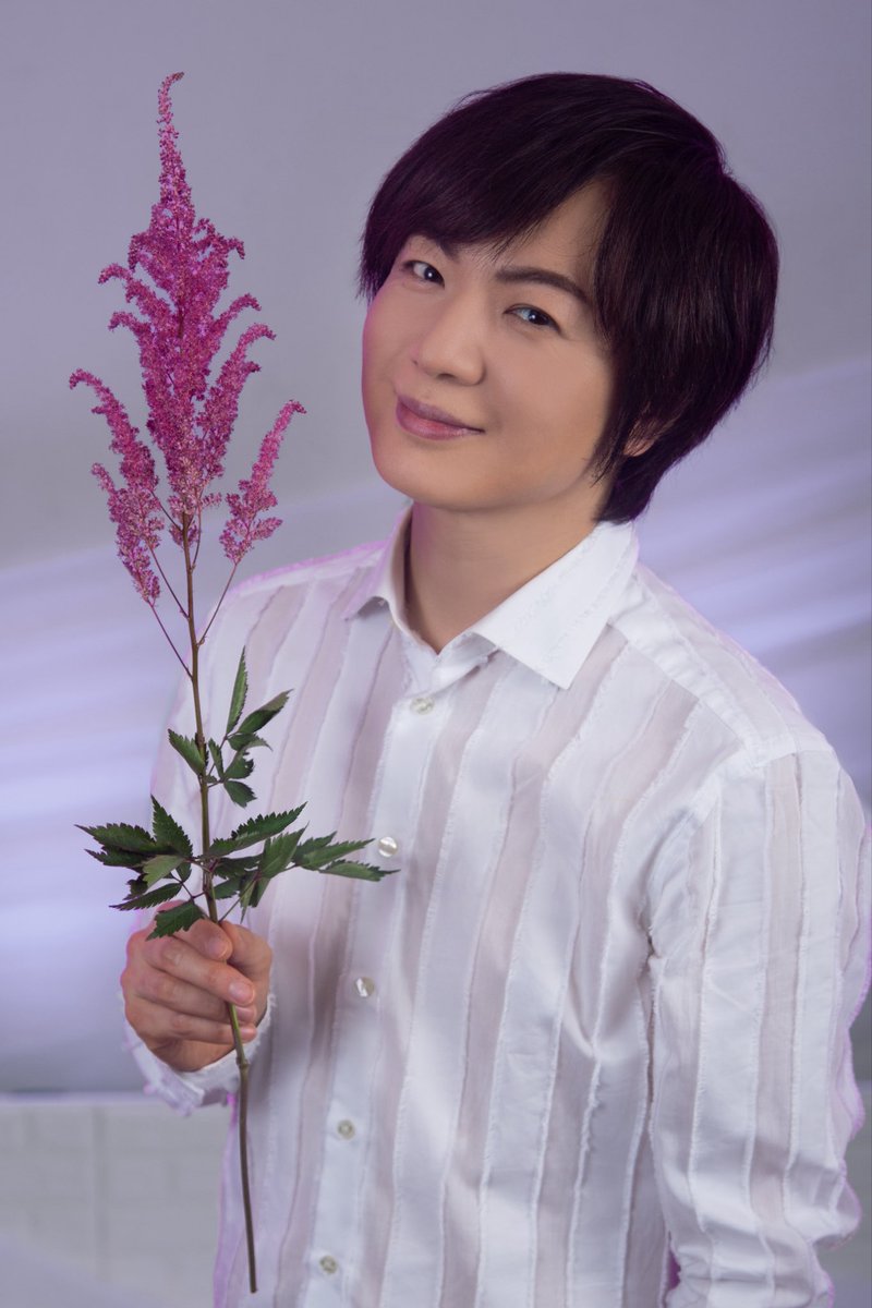 takeshima_staff's tweet photo. "アスチルベ"

   花言葉は

　「自由」

今日はラジオの収録でした。
詳細はまたお知らせします。
自由と言えば...
今日からガジュマルお外デビュー！
外に出れなかった期間は事務所で
だいぶ幅きかせていましたね。笑
皆さんはどんな１日でしたか？
明日が良い日になりますように。
#ひろネット #花便り #お散歩解禁