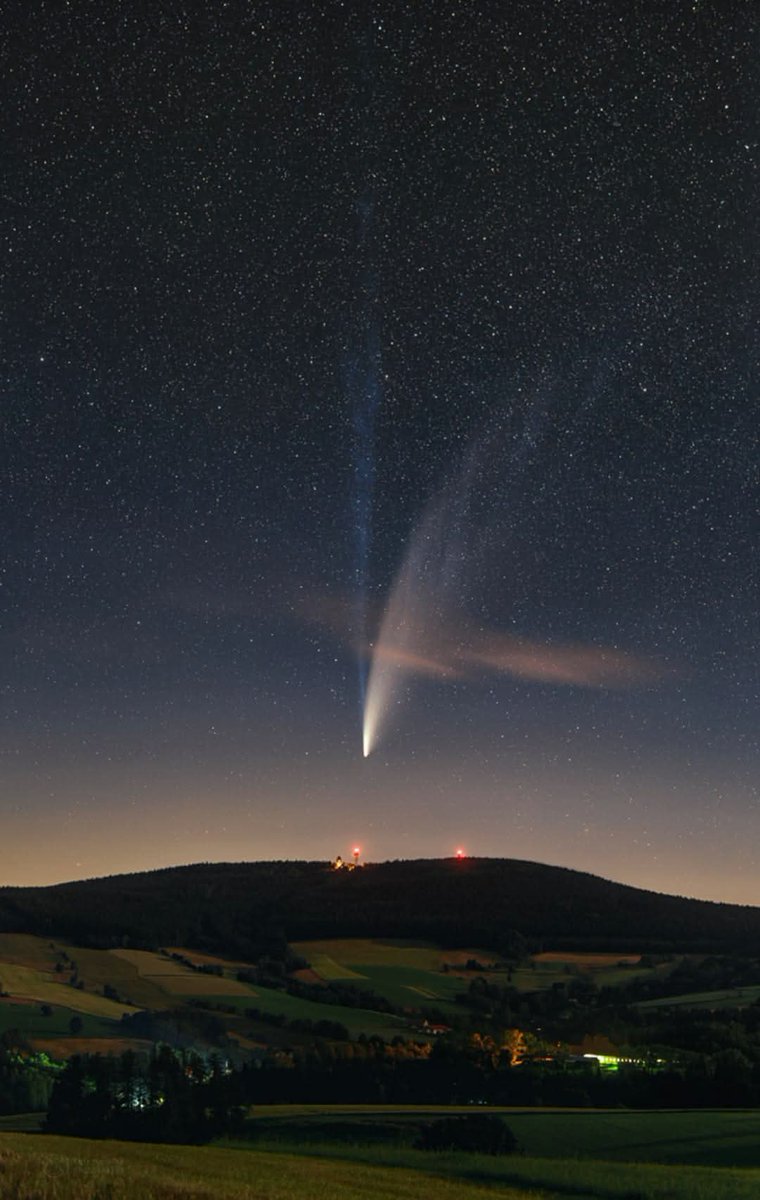 amazing_physics's tweet photo. The Long Tails of Comet NEOWISE

📸 Photo courtesy of Petr Horálek Photography https://t.co/A7uZs4auc1
