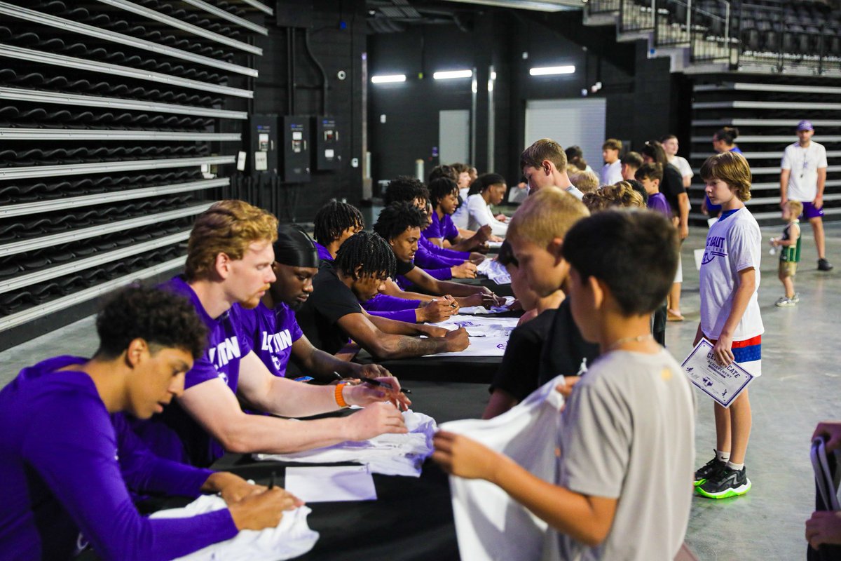 TarletonMBB's tweet photo. The kids got to go home with a few autographs after kids camp last week 🤠 https://t.co/xTCDu7J6Xn