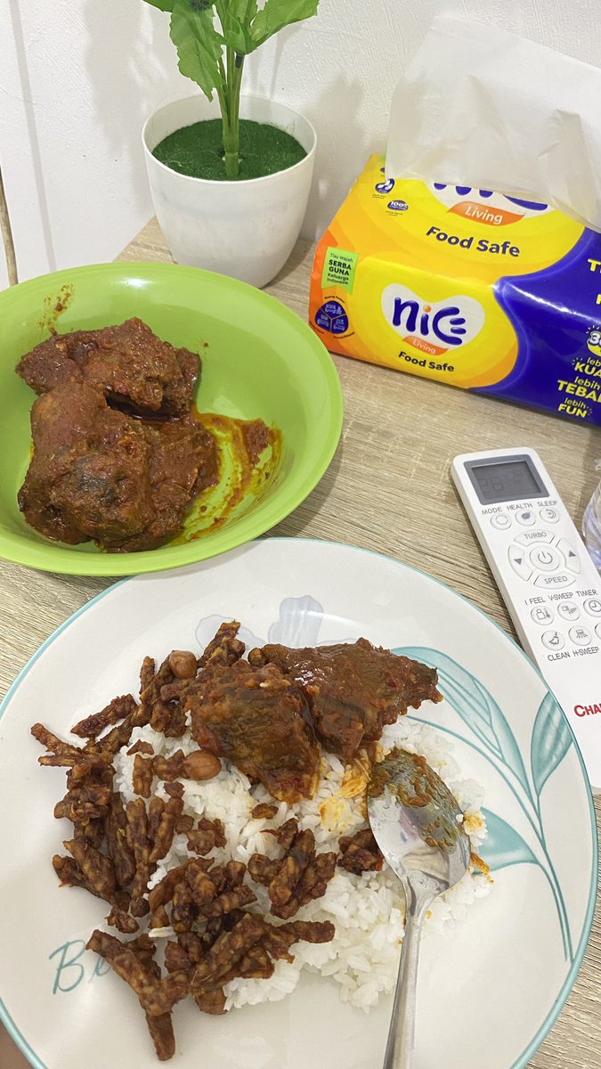 nabilaaafm's tweet photo. day1 pindah sby https://t.co/6AunnuH3Nq