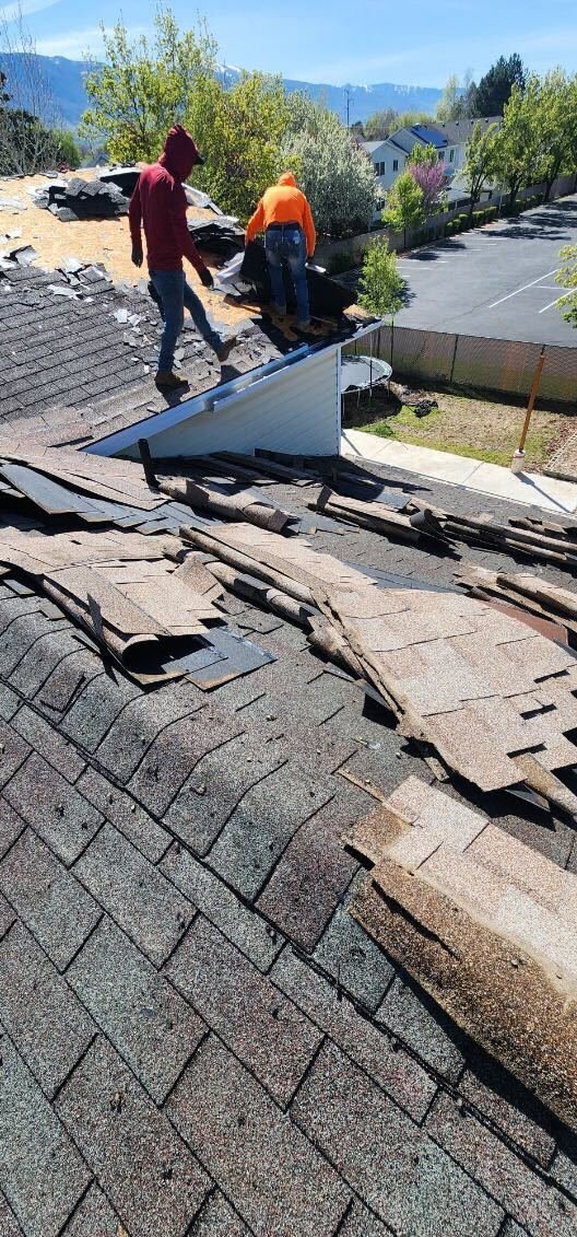 EagleRidgePros's tweet photo. Another roof done right. 

We removed 2 layers of old shingles, replaced 8 damaged plywood sheets, and installed CertainTeed Landmark® Thunderstorm Gray shingles.
Built to last.

📞 Book your FREE roof inspection.

#UtahRoofing #RoofReplacement #CertainTeed https://t.co/qpJZ63QWON