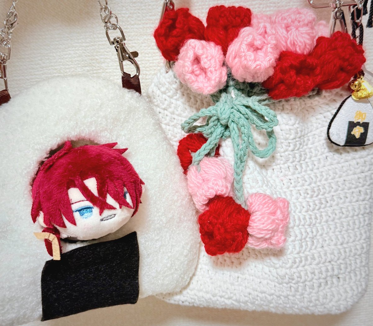 tama_ag's tweet photo. ごけくんのもちマス(もっちん？ごけもち？ごちもち？)のお散歩用に🌷の巾着編んだけど、別の子用に作った🍙着ぐるみのほうがしっくりくるな…
たぶんもっちんもお気に召してる🍙 https://t.co/lzuY6cgCUP