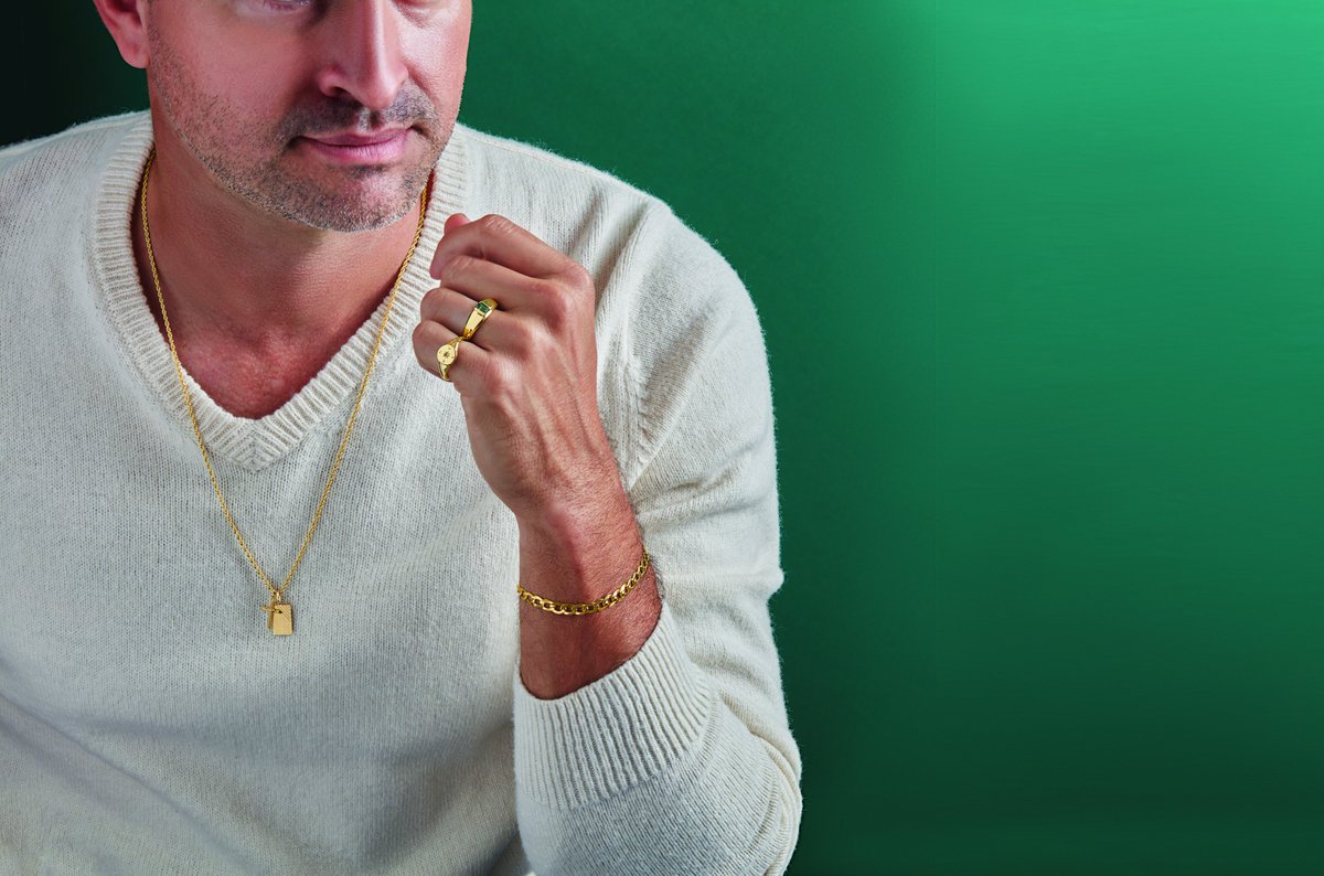 RyanJonathanFJ's tweet photo. Every piece tells a story of confidence. Gold redefined for him. ๐ #MensAccessories #ElegantDesign #FineCraftsmanship https://t.co/Z8anQRRsKM