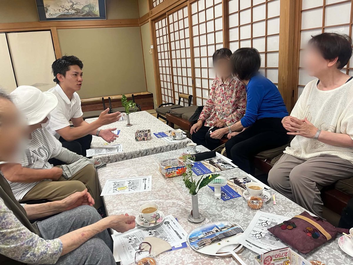ryo_matsuki's tweet photo. 本日は黒田事務所の秘書はやとさんと一緒に南野田のふれあい喫茶へ参加しました✨
先日の台風のお話から防災のお話までたくさんみなさんとお話しできてよかったです☺️ https://t.co/jjjacRlsqF