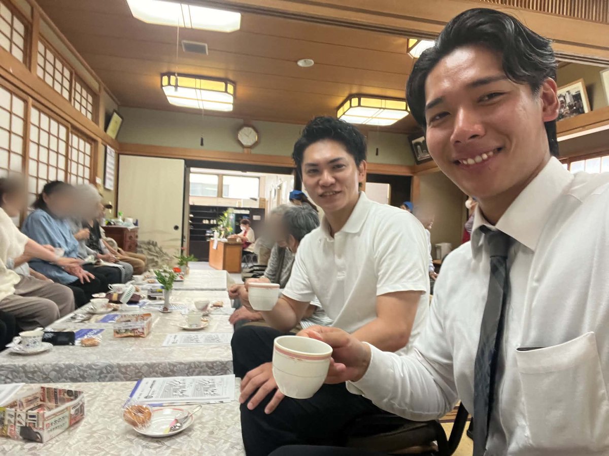 ryo_matsuki's tweet photo. 本日は黒田事務所の秘書はやとさんと一緒に南野田のふれあい喫茶へ参加しました✨
先日の台風のお話から防災のお話までたくさんみなさんとお話しできてよかったです☺️ https://t.co/jjjacRlsqF