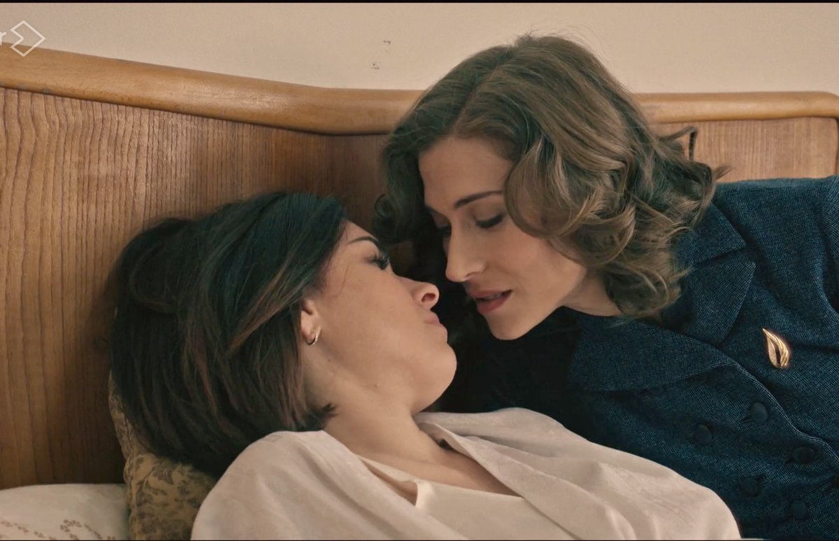 geopuzzler's tweet photo. Me voy a quedar con que aunque han pasado de “mi mujer” a “mi novia”, ellas siguen sonriendo y mirándose así. Si ellas están contentas, yo también. Fina dice que si está equivocada con lo de no querer ser la fotógrafa de la fiesta no pasa nada. As�� que hoy todo bien. #Mafin https://t.co/Z2KCAt6SDk
