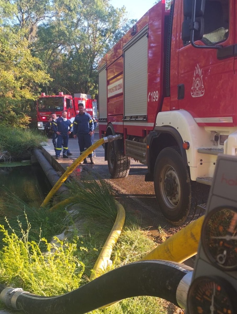 CivPro_GR's tweet photo. 👨‍🚒 🚒  Σε πλήρη επιχειρησιακή ετοιμότητα η Ελληνική 🇬🇷 Ομάδα Δασοπυρόσβεσης που έχει αναπτυχθεί στη Νότια Γαλλία στο πλαίσιο του Προγράμματος Προ-εγκατάστασης του 🇪🇺 Μηχανισμού Πολιτικής Προστασίας. 

📍Οι 21 Έλληνες πυροσβέστες #ΕΜΟΔΕ, με μηχανοκίνητο τμήμα δασοπυρόσβεσης, εγκαταστάθηκαν την Τετάρτη 1η Ιουλίου στην επιχειρησιακή βάση του Gignac, όπου και θα παραμείνουν μέχρι τις 15/07.  

🌳🔥 Μετείχαν ήδη σε δύο επιχειρήσεις στην περιοχή Villeneuve-lès-Maguelone & κοντά στην πόλη Beziers, για αντιμετώπιση δασικών πυρκαγιών, οι οποίες τέθηκαν υπό έλεγχο με την έγκαιρη επέμβαση και τη συνεργασία Ελλήνων και Γάλλων πυροσβεστών.

🇬🇷🤝 🇫🇷🇪🇺 Αλληλεγγύη στην πράξη, κοινή δράση & άριστη συνεργασία

#CivProGR #SécuritéCivile #EUCivPro 

@pyrosvestiki @eu_echo @GreceParis @FranceenGrece @SecCivileFrance