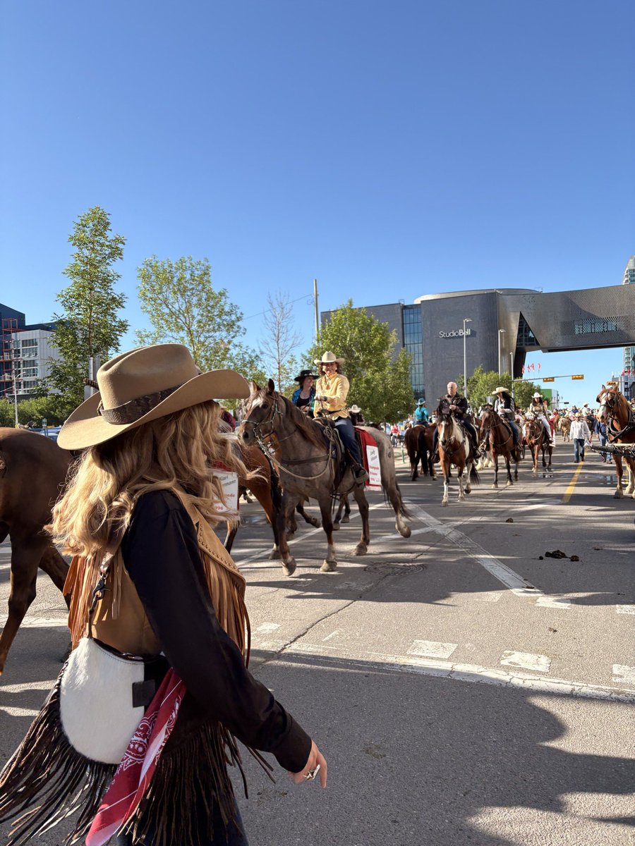 MichelleRempel's tweet photo. And so begins the Greatest Outdoor Show On Earth! @CSParade https://t.co/capIdPkqBA