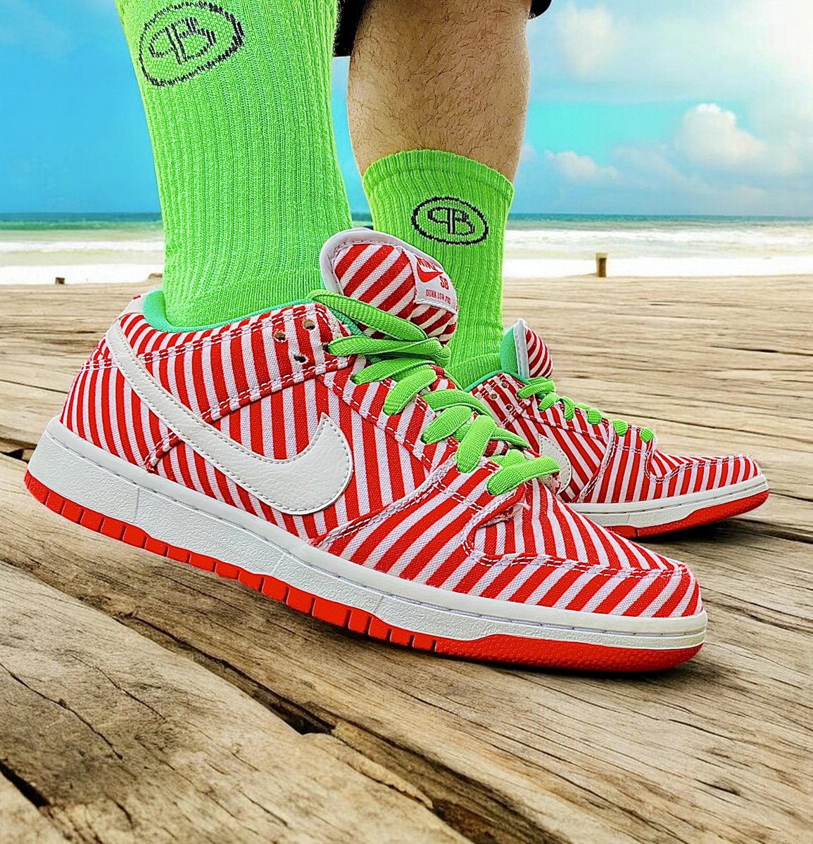 SneakerTweeker's tweet photo. Itโs Christmas in July.๐โ๏ธ For Sneakers only because this weather is definitely still July.๐ฅต Nike SB Candy Cane Dunks on foot for this #FIREFRIDAYS #wearyourkicks #yoursneakersaredope #DunksforDays #KOTD #photographyisart #sneakerhead #photooftheday #SNKRS https://t.co/SP3r2AL9jo