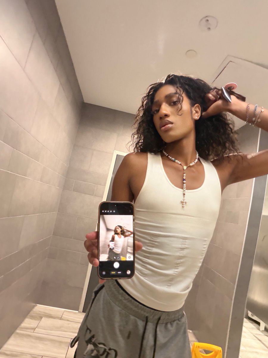 superteaa200's tweet photo. Kiss me https://t.co/ceKS2eNKf5