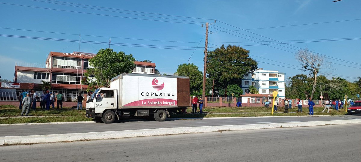CMKXDigital's tweet photo. Trabajadores de la Filial #Copextel Granma realizan hoy labores de limpieza e higienización en las áreas exteriores de la institución, tarea de vital importancia que contribuye al saneamiento de la ciudad.
FUENTE | Filial Copextel Granma
#ProvinciaGranma
#Copextel
#Cuba https://t.co/svtu436Uct