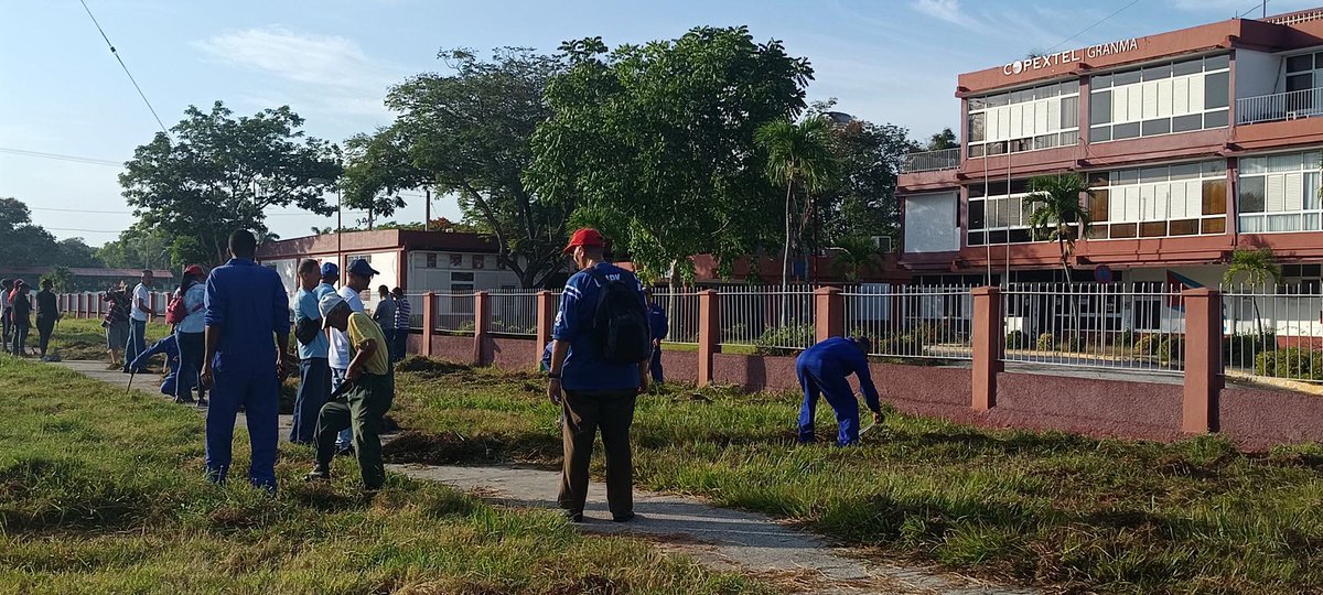 CMKXDigital's tweet photo. Trabajadores de la Filial #Copextel Granma realizan hoy labores de limpieza e higienización en las áreas exteriores de la institución, tarea de vital importancia que contribuye al saneamiento de la ciudad.
FUENTE | Filial Copextel Granma
#ProvinciaGranma
#Copextel
#Cuba https://t.co/svtu436Uct