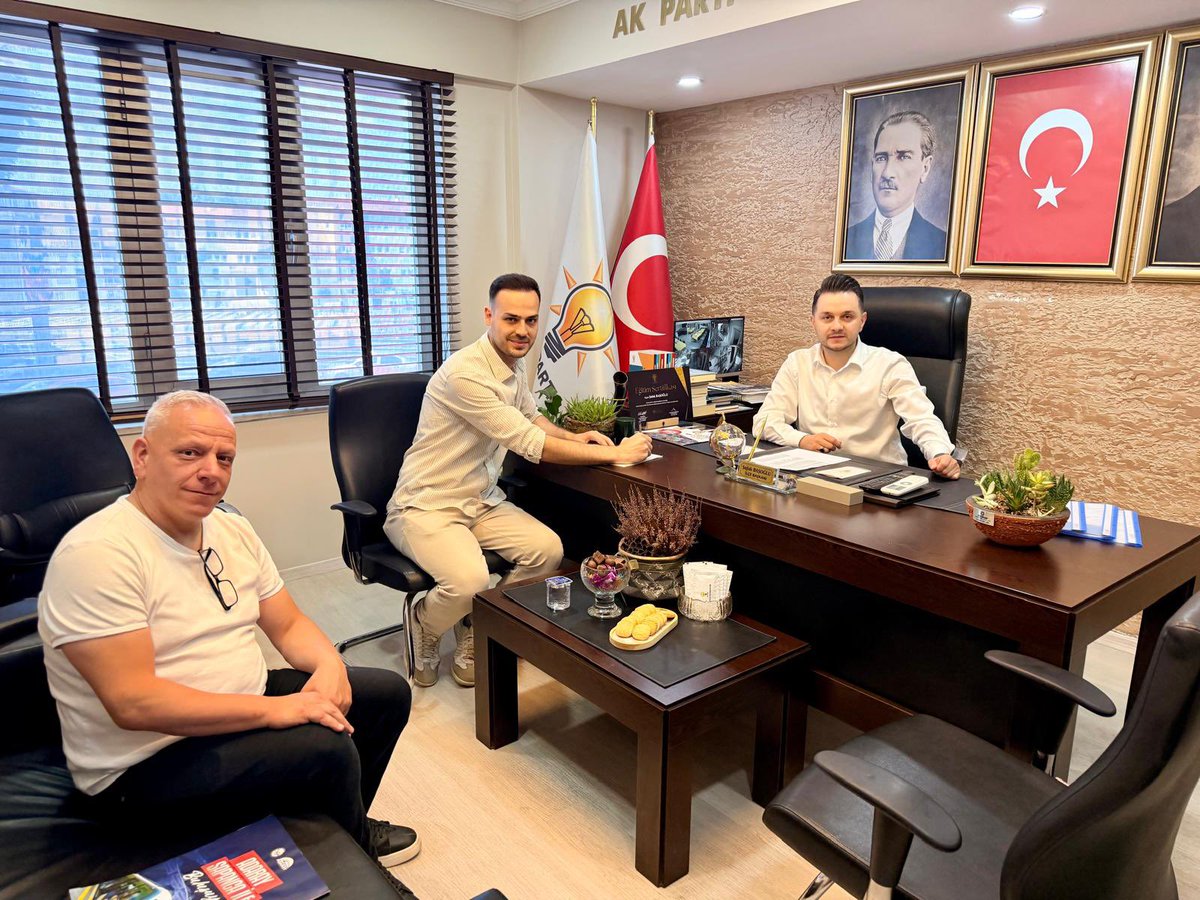 ak_sapanca's tweet photo. AK Ailemize hoş geldiniz.

İnşaat Mühendisi genç kardeşimiz Okan Kahraman’ı İlçe Başkanlığımızda misafir ettik.

Partimize üye olmak üzere İlçe Başkanlığımıza gelen Okan kardeşimizin AK Parti’mize üyeliğini gerçekleştirdik.

Gençlerimizin heyecanı, enerjisi ve gönül birlikteli��iyle teşkilatımız her geçen gün daha da güçleniyor.