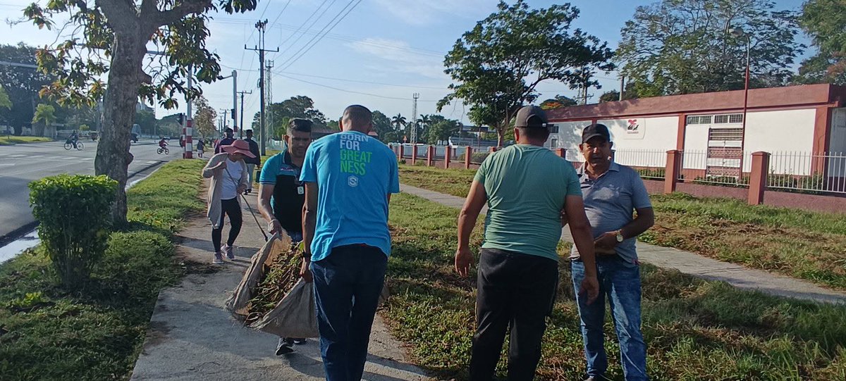 CMKXDigital's tweet photo. Trabajadores de la Filial #Copextel Granma realizan hoy labores de limpieza e higienización en las áreas exteriores de la institución, tarea de vital importancia que contribuye al saneamiento de la ciudad.
FUENTE | Filial Copextel Granma
#ProvinciaGranma
#Copextel
#Cuba https://t.co/svtu436Uct