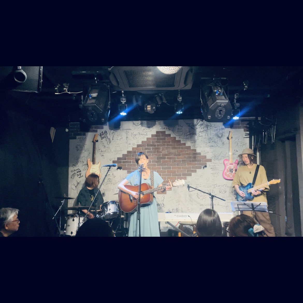 chihirokuroki's tweet photo. まずは大変遅れ馳せながら6/26(金)の茅ヶ崎STUDIO ONE、
お聞きいただいた皆さま本当にありがとうございました！☻
私は久しぶりにGtオオハシさん・Drせいごさんのサポート
黒木バンド安心の2人、久しぶりにやる曲もたくさんでたのしかった〜！
イヌスターヅつよつよだった！
呼んでいただきありがとうございました🐶
スタジオワンのいちさんへポスターもお渡し、ありがとうございますˊ˗

SETLIST
1.DUMMY
2.CLARITY
3.波のまにまに
4.轍
5.葉桜
6.雨と星
7.OLIVE
8.AFLOAT
9.夜光虫